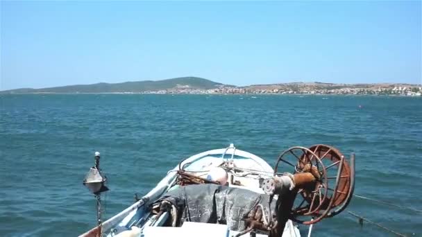 Barco de pescadores flotando en el mar — Vídeo de stock