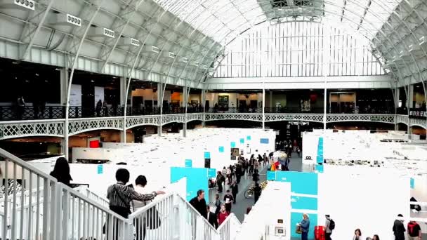 Kunst-15-Show in London — Stockvideo