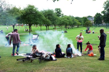 People picnic on park