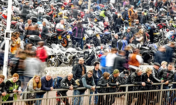 Bikers gather in a seaside bike festival — Stock fotografie