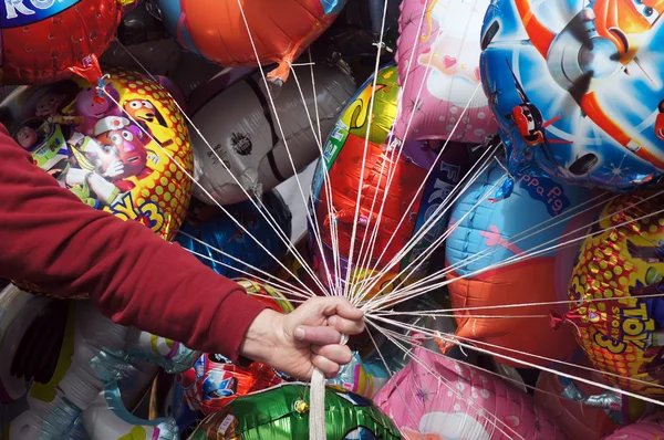 Продавец воздушных шаров с разноцветными шариками — стоковое фото