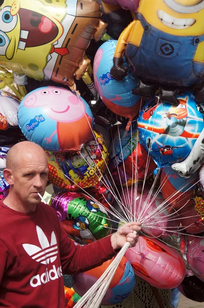 Balloon seller holding colorful balloons — Stok fotoğraf