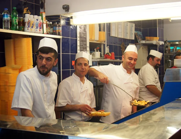 Personal de comida para llevar trabajando en la cocina — Foto de Stock