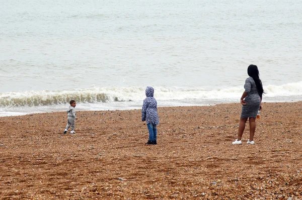 Матір з її діти на пляжі — стокове фото