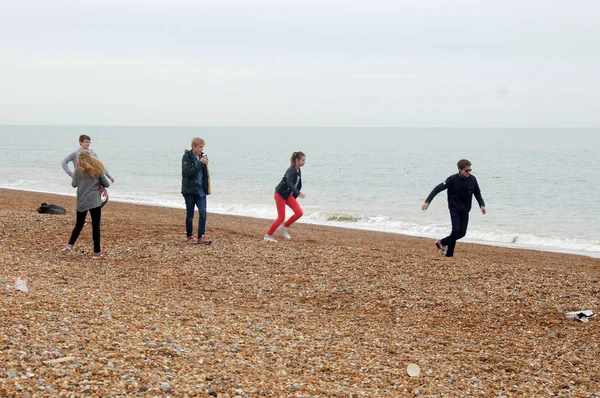 Teenagers having fun on Hastings beach — Stockfoto