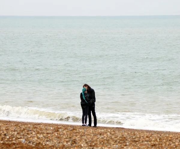 Lovers on the beach — Stock Photo, Image