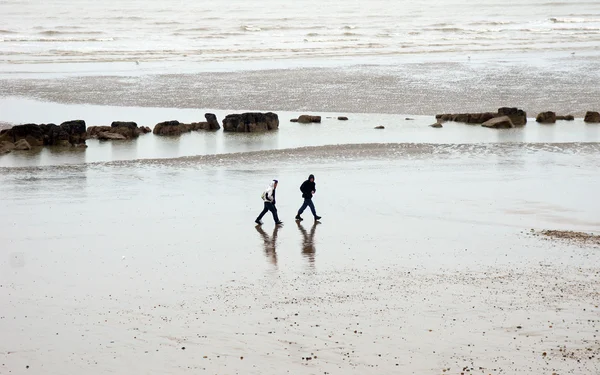 People walking on the big beach — Stockfoto