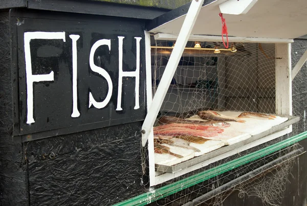 Kleiner Fischladen im Freien — Stockfoto