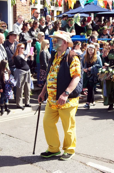 Человек в костюме марширует в параде — стоковое фото