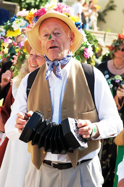 Mann im Kostüm spielt während der Fasnet Instrument — Stockfoto