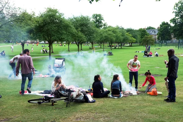 People picnic on park — Stok fotoğraf