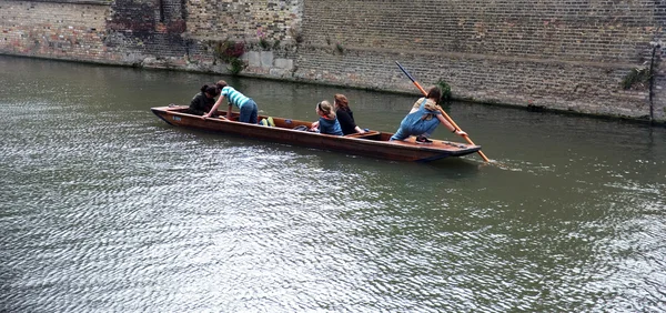 Young punter punting in Cambridge — Stock Photo, Image