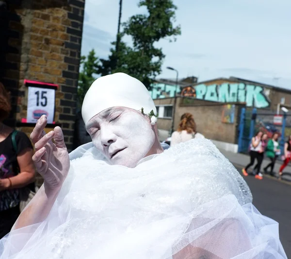 Street performer dancing on the street — Stock fotografie