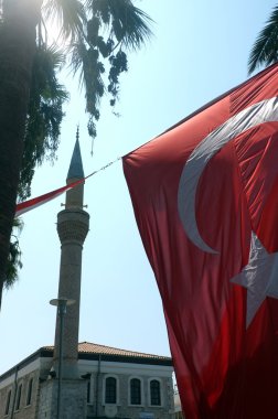Bir cami ile büyük Türk bayrağı