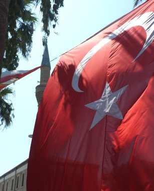 Bir cami ile büyük Türk bayrağı