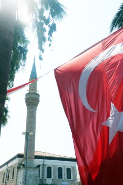 Bir cami ile büyük Türk bayrağı