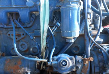 Mavi boyalı tekne motoru