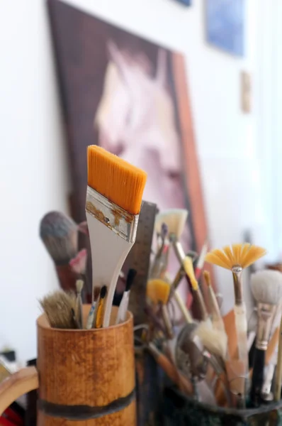 Künstler Pinsel im Atelier — Stockfoto