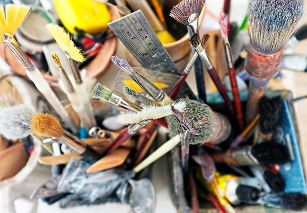 Konstnären penslar på nära håll — Stockfoto