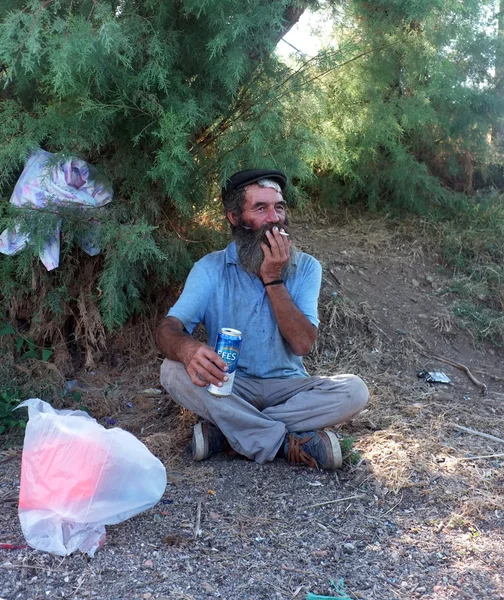 Homeless hombre fumar y beber — Foto de Stock