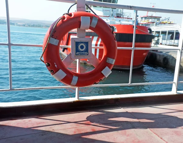 Bouée de sauvetage pendue sur les barreaux latéraux du bateau — Photo