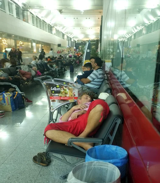 Passageiros cansados dormem no aeroporto — Fotografia de Stock