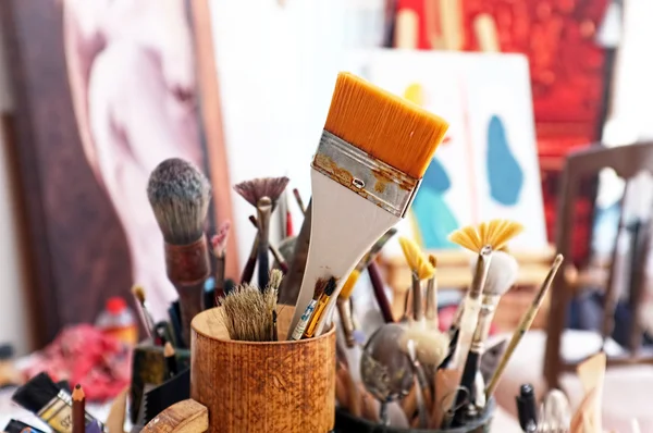 Kunstenaar borstels in een studio — Stockfoto