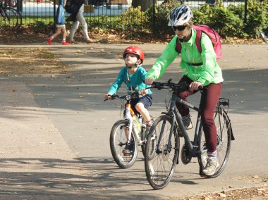 Anne ve oğlu parkta Bisiklete binme
