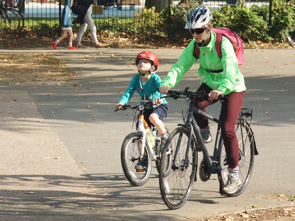 Matka a syn na kole v parku — Stock fotografie