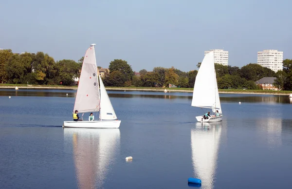 Segling på reservoaren — Stockfoto