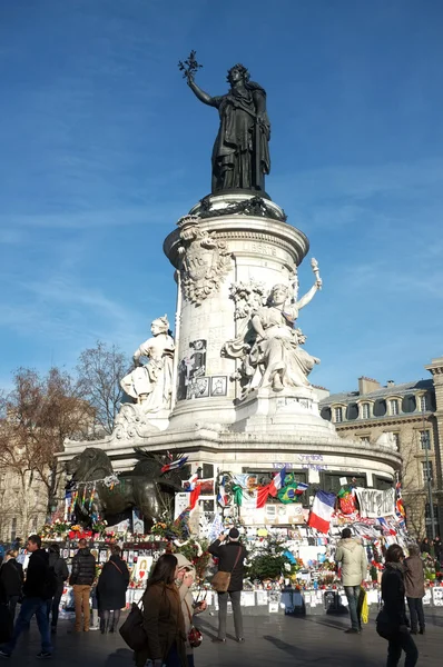 People around the Place de la Republique statue — Stock Photo, Image