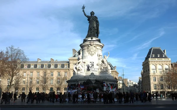 People around the Place de la Republique statue — Stock Photo, Image