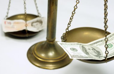 Dolar ve ölçekte Lirası notlar