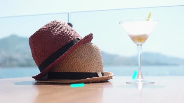 Efeito Linha Brilhante Dois Chapéus Palha Copos Martini Mesa Restaurante — Vídeo de Stock