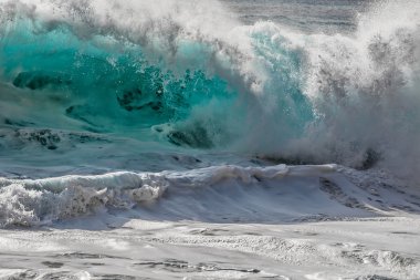 Parlak renkli okyanus dalgası. Sörf tropikal Shorebreak