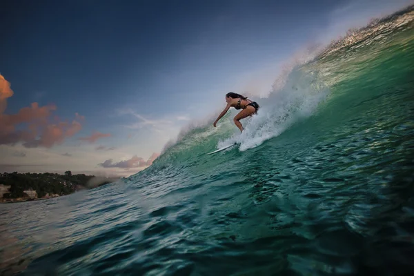 Watersport aktywności w indonezyjskiej wyspie Bali Surfing Dziewczyna jazda na fali — Zdjęcie stockowe