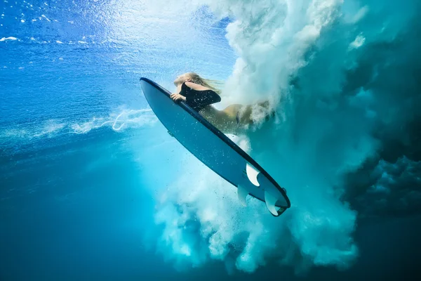 Surfer dziewczyna pod fala — Zdjęcie stockowe