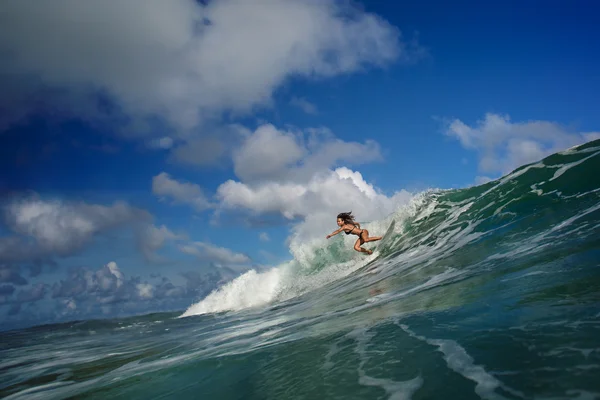 Watersport aktywności w indonezyjskiej wyspie Bali Surfing Dziewczyna jazda na fali — Zdjęcie stockowe