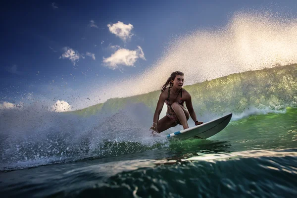 Deportes acuáticos Actividad en la isla de Indonesia Bali Surf Girl Riding on Wave — Foto de Stock