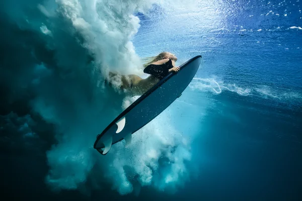 Surfer dziewczyna pod fala — Zdjęcie stockowe