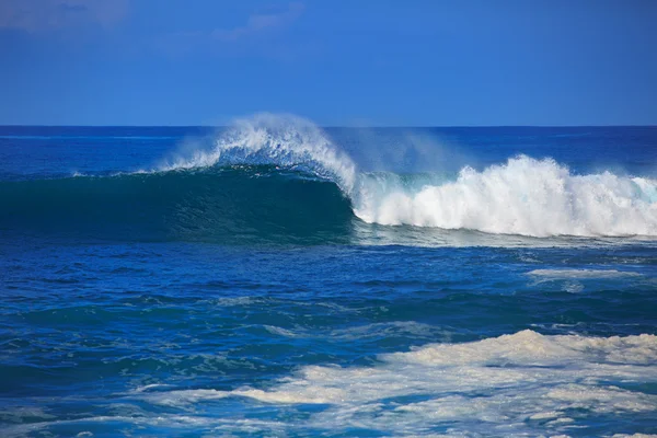 Zvlnění velké vlny surfování na velkém oceánu — Stock fotografie
