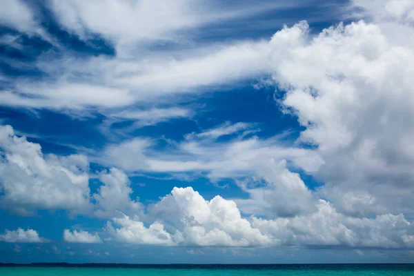 Panorama van bewolkte hemel boven kalme zee — Stockfoto