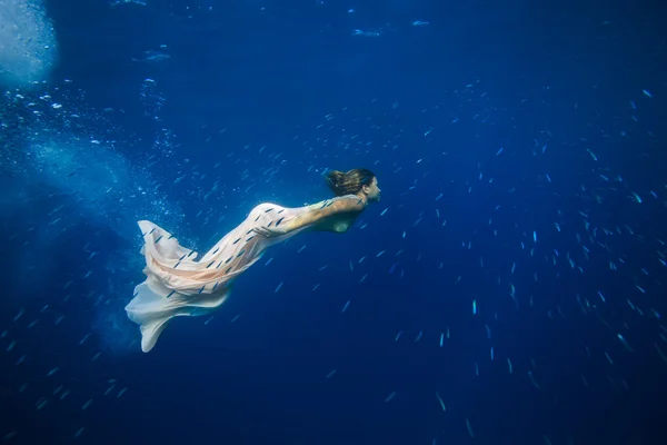 Ragazza sott'acqua in abito alla moda — Foto Stock