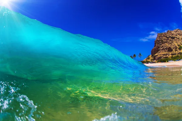 Parlak renkli okyanus dalgası. Sörf tropikal Shorebreak — Stok fotoğraf