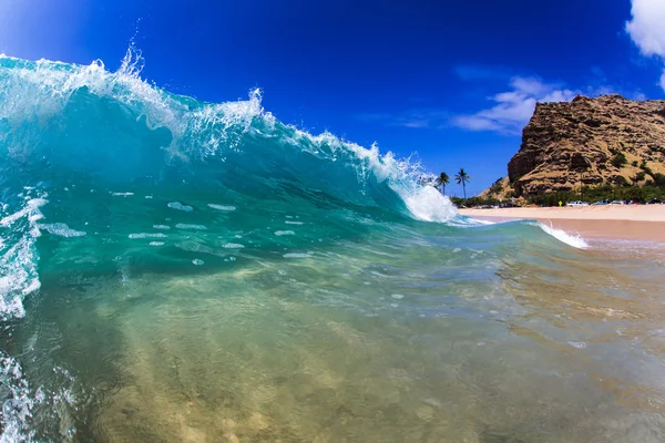 Fala jasny kolorowy Ocean. Surfing tropikalne fala uderzająca o brzeg — Zdjęcie stockowe