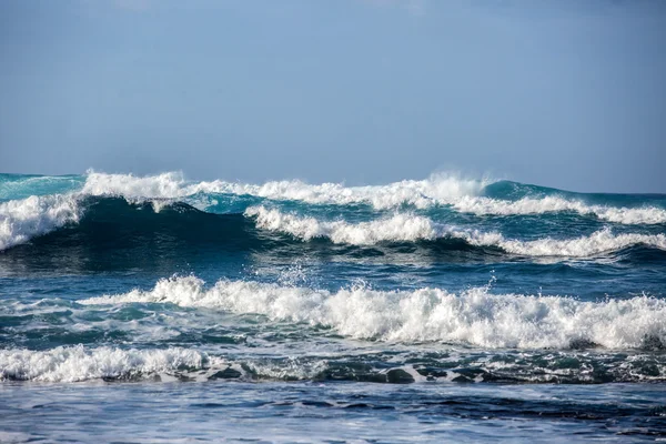 Onda colorata luminosa dell'oceano. Surf tropicale Shorebreak — Foto Stock