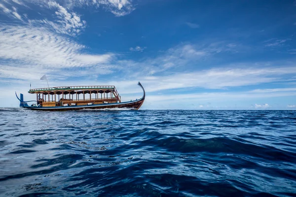 Búvárcsónak a kék óceán — Stock Fotó