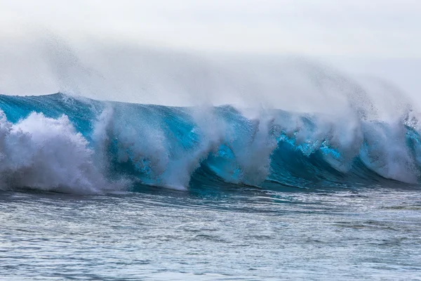 Světlé barevné oceánu vlnu. Surfing tropické Shorebreak — Stock fotografie
