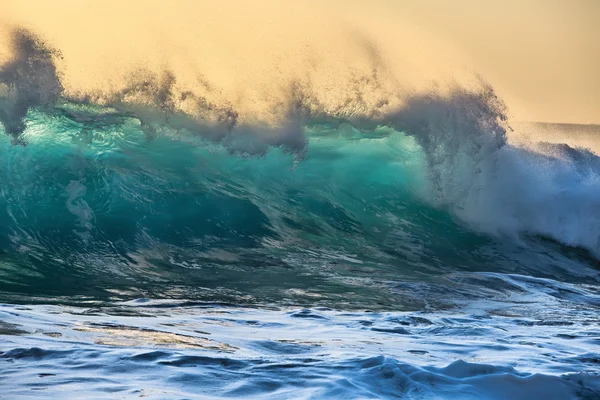 Parlak renkli okyanus dalgası. Sörf tropikal Shorebreak — Stok fotoğraf