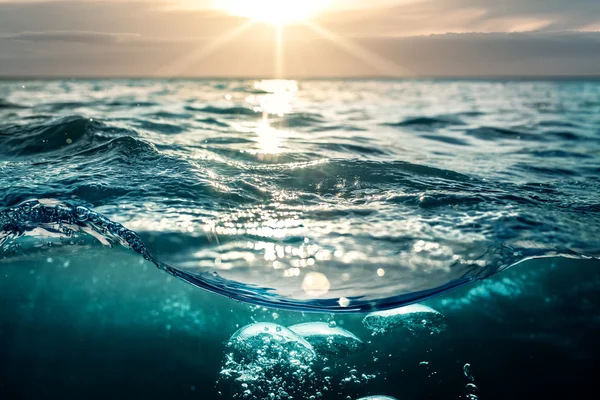 Sea Water With air bubbles under sun — Stock Photo, Image